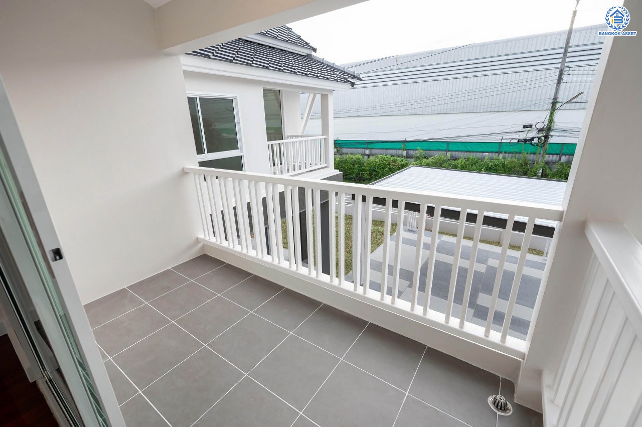 บ้านมือสองตกแต่งใหม่ โครงการ ปารวีร์ เพชรเกษม63 เนื้อที่ 82.4 ตร.ว. ฟังก์ชัน 3 ห้องนอน 4 ห้องน้ำ 1 ห้องแม่บ้าน 2 ที่จอดรถ บนพื้นที่ใช้สอย 244.52 ตร.ม. ทำเลศักยภาพ เชื่อมต่อหลายเส้นทาง ใกล้เดอะมอลล์บางแค จุดขึ้นทางด่วน "พระราม2" และรถไฟฟ้าสายสีน้ำเงิน "สถานีหลักสอง"